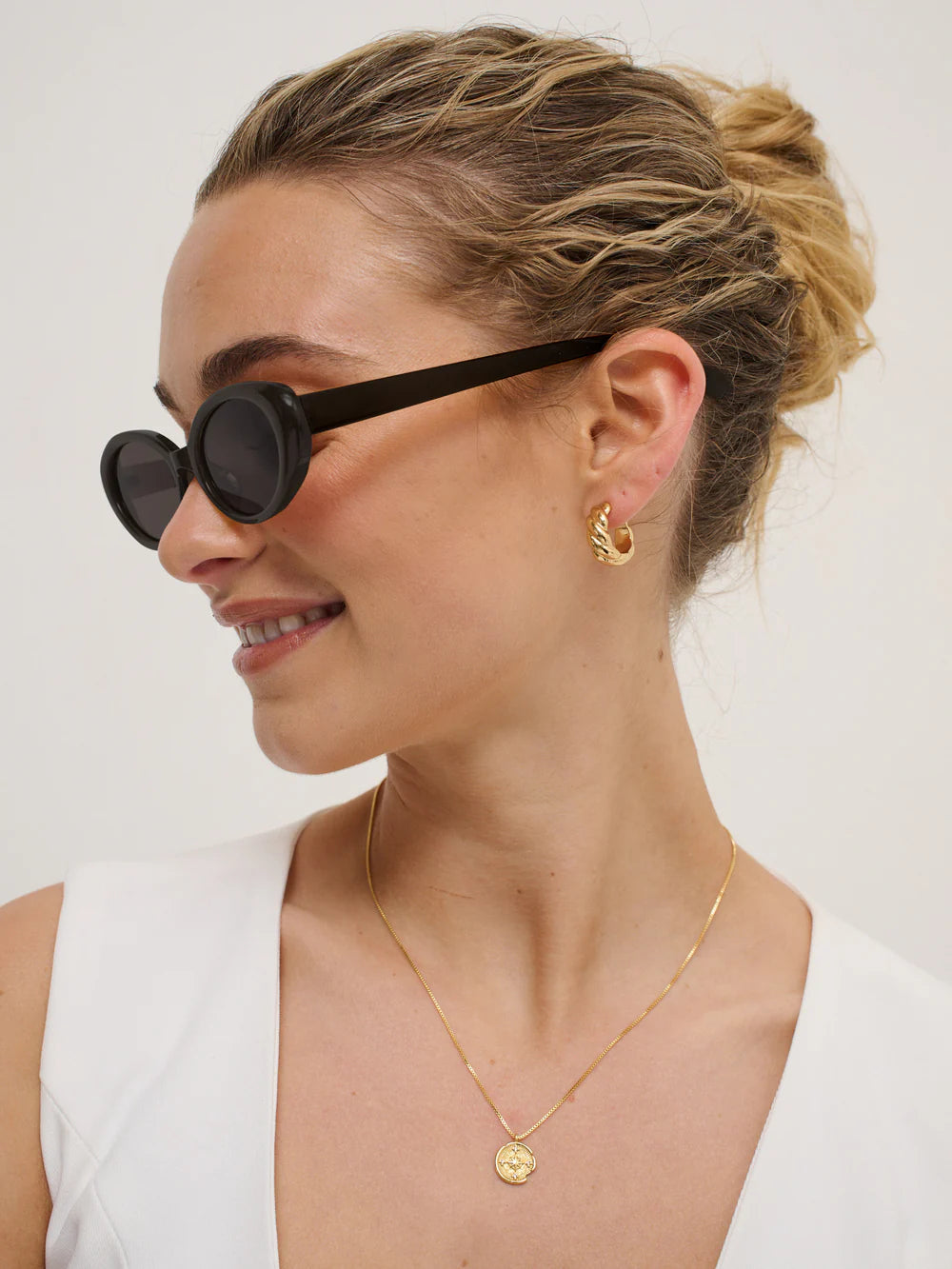 Rose Oval Frame Sunglasses in Black